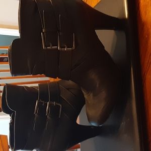 CITYCLASSIFIED  WOMENS BLACK ANKLE BOOTS. SIZE 8